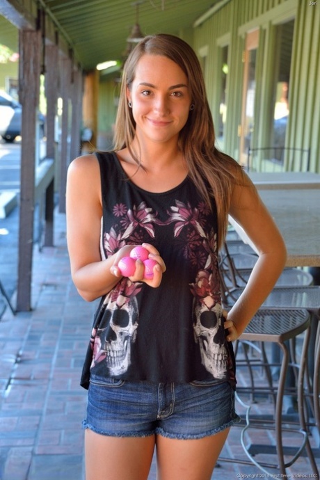 Perwersyjna nastolatka strzelająca kulkami bingo z ciasnej różowej cipki