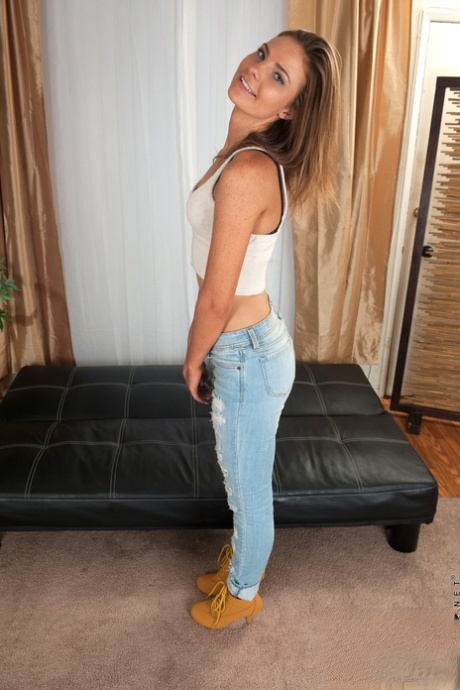 Süße Teenie-Amateurin Shyla Ryder entledigt sich ihrer Jeans und stellt ihre Spitzenhöschen in Heels zur Schau