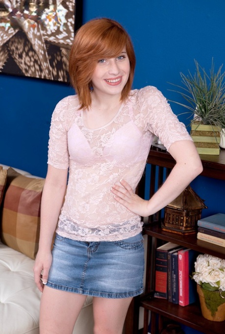 Menina de 18 anos com cabelo ruivo Sadie Kennedy revela mamas minúsculas enquanto desrobata