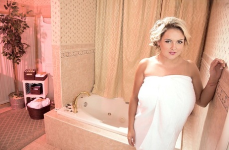 胖乎乎的单人模特Katie Thornton在爬进浴缸前袒露她的乳房