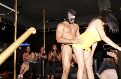 As fêmeas excitadas sugam os strippers masculinos durante a noite de uma rapariga.