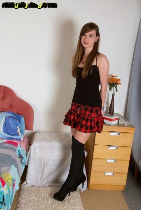 A amadora adolescente Emily Jane mostra mamas pequenas em meias de prostituta e saia xadrez