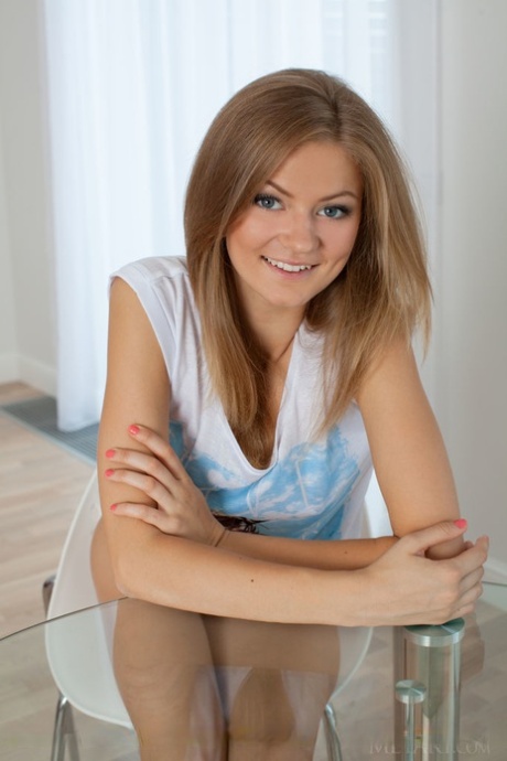 La douce adolescente Patritcy A se débarrasse de son T-shirt et de sa culotte.