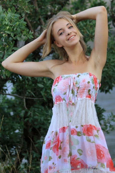 年轻漂亮的女孩Rachel Blau在树林中找到一块空地脱光衣服
