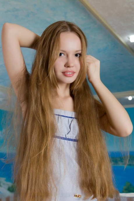 Cienka nastolatka Virginia Sun rozbierająca się do nagiej sesji modelingowej