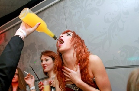 Lækre veninder drikker sig fulde på natklubben og sutter pik i hed CFNM-festaction