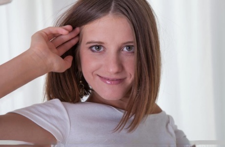 Talinka A, adolescente érotique, pieds nus, montre un gros plan de sa chatte chauve et de son cul chaud.