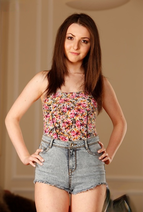 Cienka nastolatka Amy White eksponuje łechtaczkę podczas swojego debiutu jako modelka