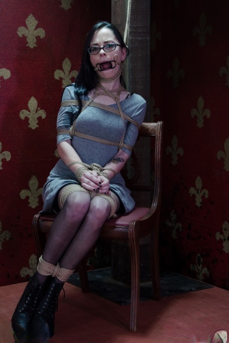 O nerd submisso Ivy Addams é brutalmente torturado depois de ser amarrado com cordas