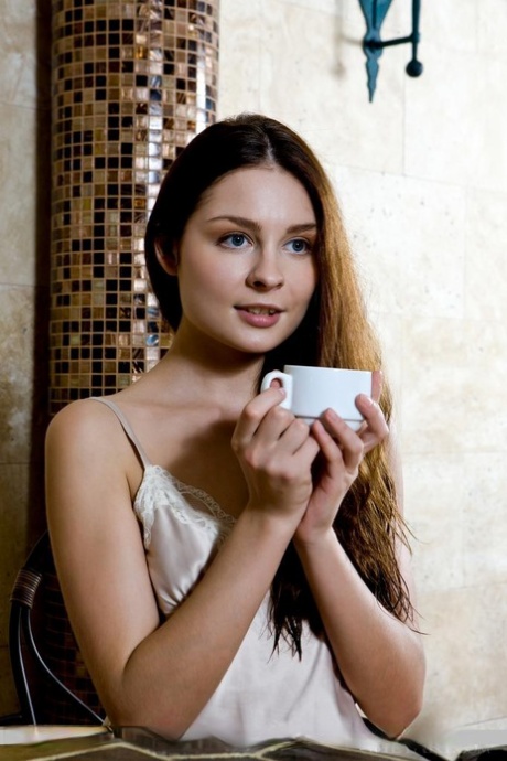 Smukła rosyjska nastolatka Guerlain A pokazuje swój zarost i pachy nago
