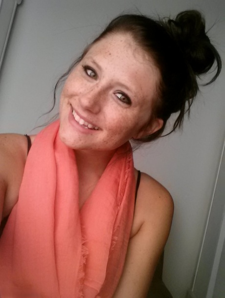 Selfies af amatøren Freckles, der viser hotte teenagebryster og gennemsigtige trusser tæt på