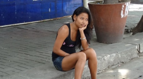 Drobna Filipinka sprzedaje swój owłosiony busz odwiedzającemu ją turyście seksualnemu