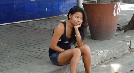 Petite Filipina vende o seu arbusto peludo a um turista sexual visitante