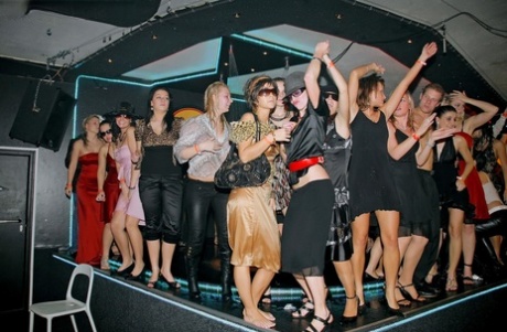 Party Girls ficken sich gegenseitig Männer in verrückter Gruppensex Szene in einem Club