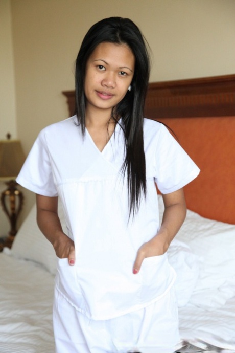 De filippinska sjuksköterskorna Joanna och Joy visar upp sina sexiga rumpor och fittor