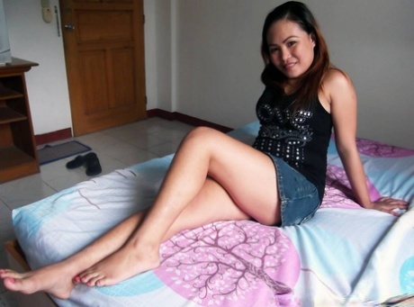 La asiática Anna Marie posa desnuda por primera vez con un calcetín en el brazo