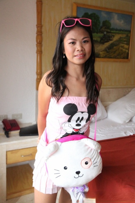 Petite Asian first timer remove a tampa do rato Mickey Mouse a caminho de se despir