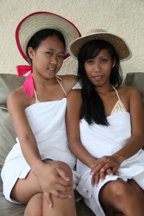 Søde filippinske babes Jeremay og Mayka smider tøjet og viser deres trimmede fisser frem