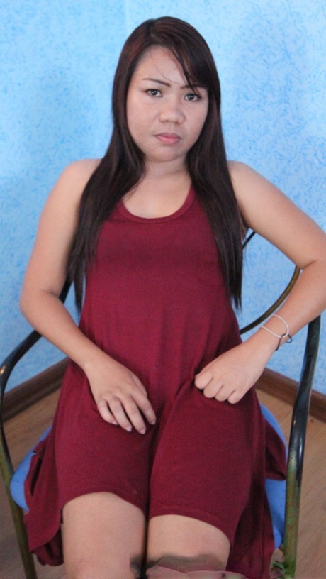 Chubby Filipina zieht ihr Kleid aus und posiert zum ersten Mal nackt