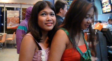 Mladé asijské dívky se účastní POV trojky s cizincem