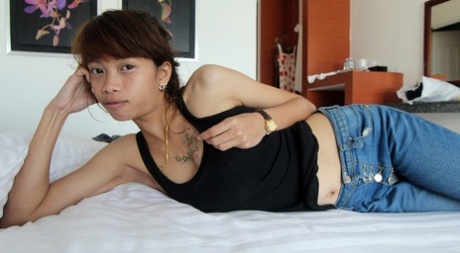 Ung thailandsk jente med fyldige kjønnslepper blir knullet av en faranger