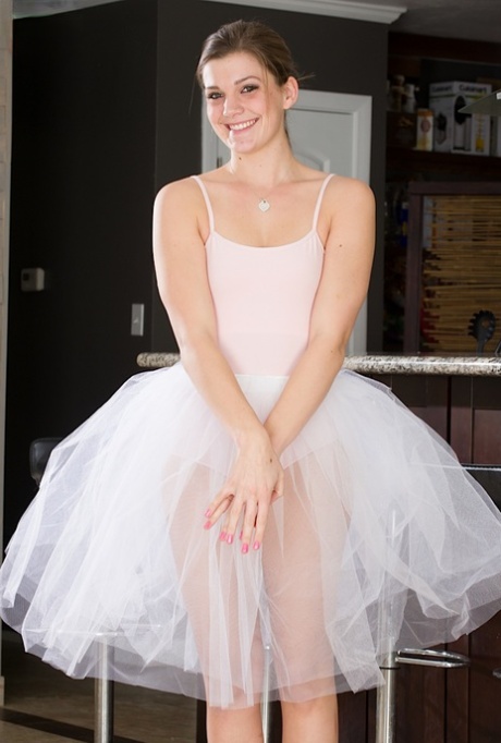 Aubrey Snow, a amadora adolescente, dá os dedos na sua rata cor-de-rosa depois de ter vestido a sua roupa de bailarina