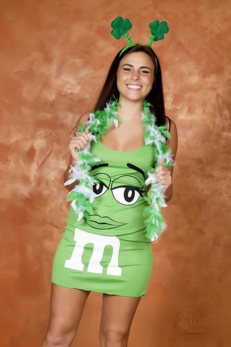 Amateur Kaley Kade flitst terwijl ze een groene M&M jurk draagt op St Patty