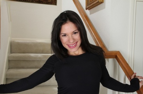 Большая сиськастая латинка MILF Isabella Rodriguez трогает губами свою киску на лестнице