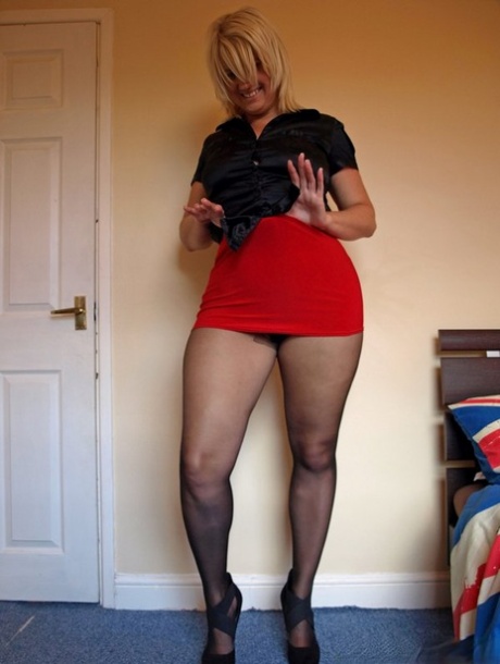 Hot moden fed Daniella English i sorte strømpebukser viser sin store røv frem