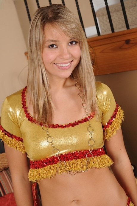 Blonde tiener Aamy Spears trekt een Arabische prinsessenoutfit aan voor haar eerste naaktfoto