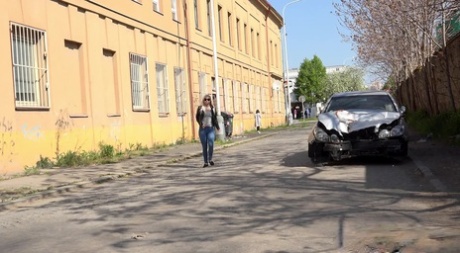 Blondýnka Morena si dřepne před auto, aby se vyčůrala na veřejné silnici