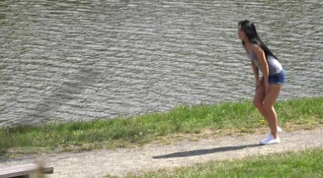 Lexi, voyageuse aux cheveux noirs, cherche un endroit pour faire pipi et pisse sous un pont.