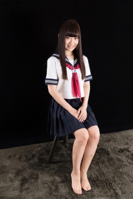Japanische Studentin zeigt ihren Unterrock-Tanga, bevor sie einen Footjob gibt