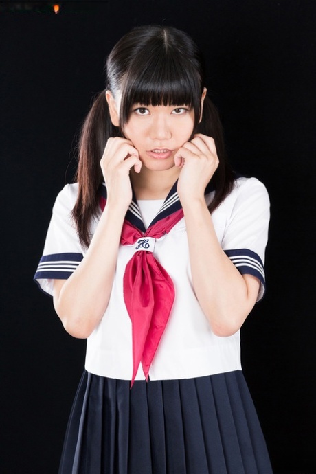 Sød japansk skolepige blotter sin fisse, før hun får sperm i ansigtet efter en HJ