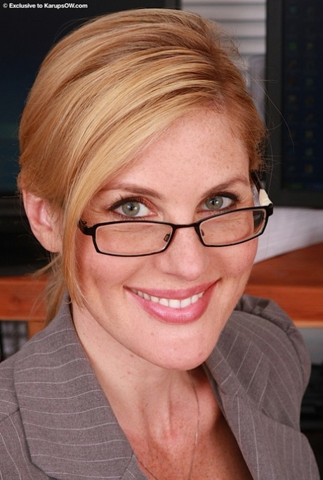 Похотливая блондинка секретарша Кейт снимает очки свою одежду, чтобы раздвинуть на работе