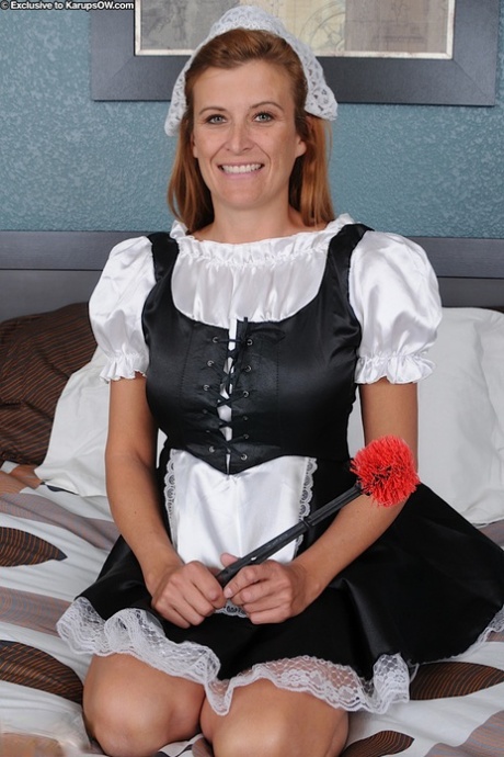 Anita, rousse naturelle, sort de son uniforme de femme de chambre pour montrer son tatouage de cul.