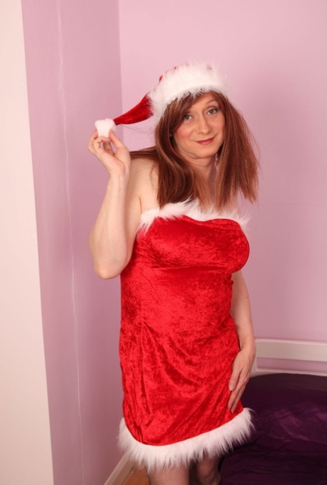 Lucimay ist für dieses Weihnachtsshooting als freche Miss Santa verkleidet