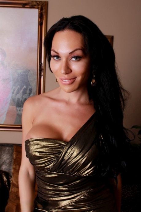 Mia Isabella Busty tgirl Mia poserar sina godbitar