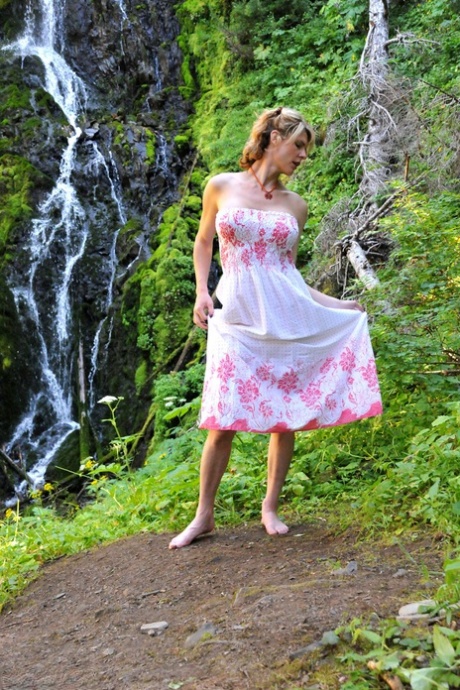 La jolie Delia par cascade érigée sous sa robe