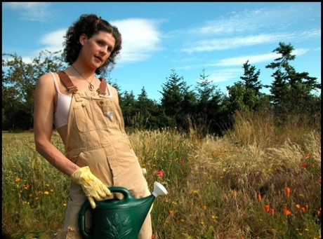 Delia draußen in rosa BH & Höschen unter Gartenarbeit Kleidung