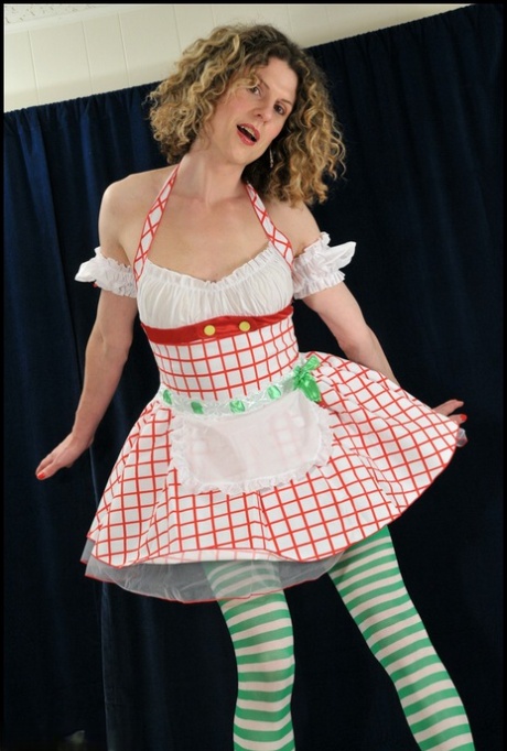 Sissy Delia wordt hard in gestreepte kousen & korte petticoats met ruches