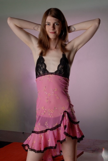Sedutora Mandy Mitchell em lingerie rosa quente