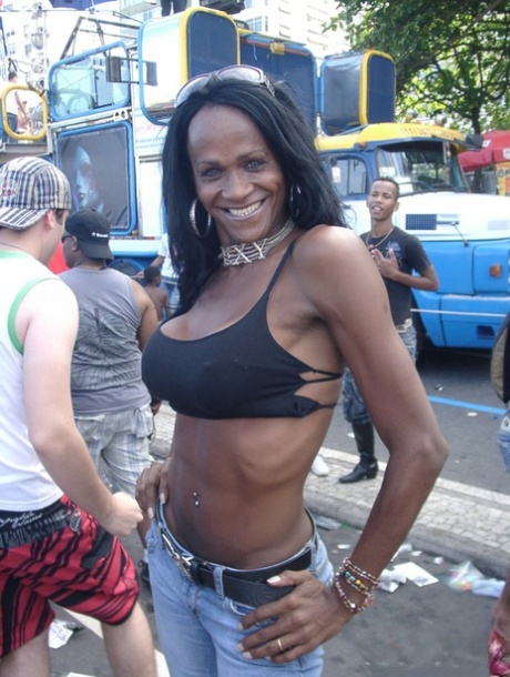 Nikki con i trans nelle strade di Rio de Janeiro