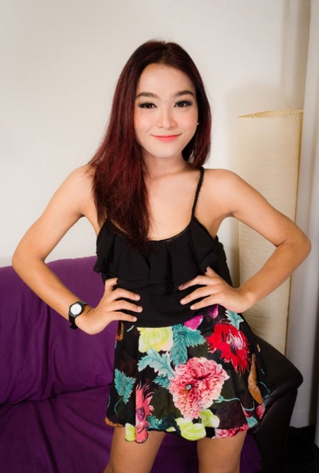 Samay è un bellissimo ladyboy di 21 anni che vive a Bangkok È snello