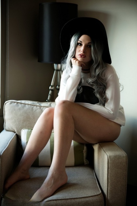 TS Bailey Jay Naughty Bailey vystavuje své dobroty