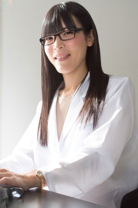 SMJ-favoritten Yui Kawai har en PHD a Pretty Hard Dick, og hun inviterer dig ind i