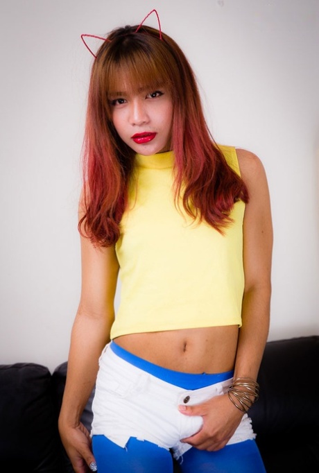 Ladyboy XXX provádí Rose nahý XXX