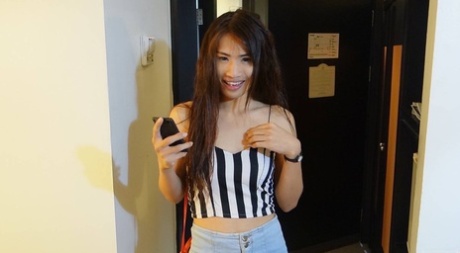 21 jarige Thaise ladyboy zuigt blanke pik en rukt zich af voor cumshots