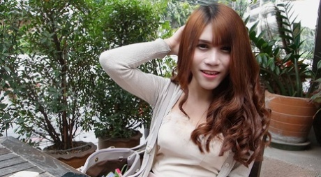 18 jaar oude geile Thaise ladyboy met grote borsten doet een striptease