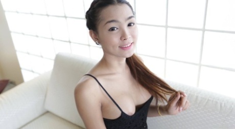 Hello Ladyboy fremført af Samy Naked Images